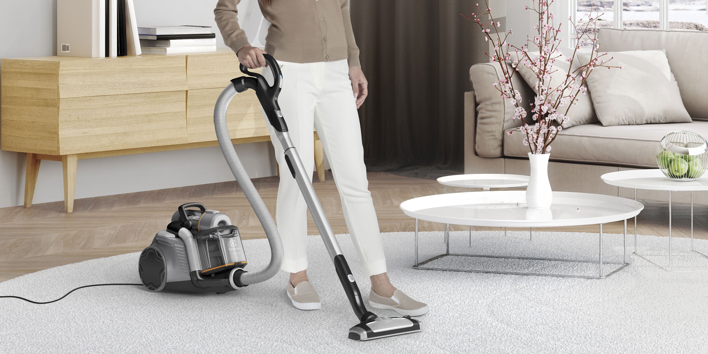 Mujer limpiando un salón con la aspiradora UltraFlex