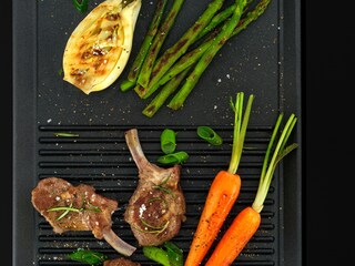 Cordero con zanahorias al grill en la plancha de parrilla Electrolux