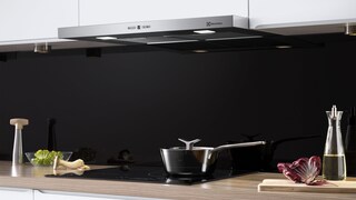Campana de cocina Electrolux sobre una cazuela en una placa de inducción