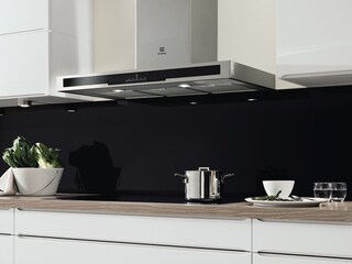 Campana de cocina Electrolux que sale de la superficie de trabajo