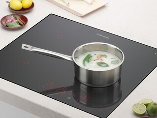 Utensilio de cocina en una placa de inducción Electrolux Infinite™ Pure