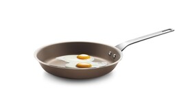 Huevos friéndose en la sartén antiadherente