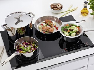 Carne y verduras preparados con la sartén Infinite Chef, la salteadora cónica y el colador chino.