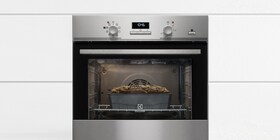 Pan horneándose en un horno Electrolux