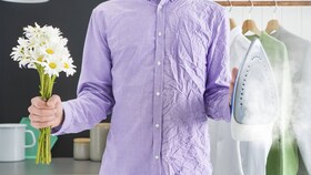 Hombre con una camisa puesta que está arrugada en una mitad y en la otra perfectamente lisa gracias a SteamCare