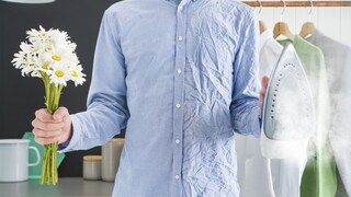 Mitad lisa y mitad arrugada de una camisa para demostrar la potencia del lavado con vapor