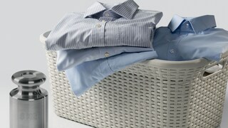 Pila de camisas en una cesta de ropa sucia