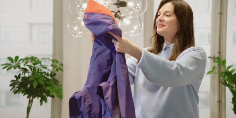 Mujer sujetando una chaqueta náutica