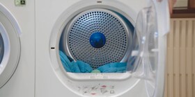Primer plano de una bola de secado en una secadora Electrolux