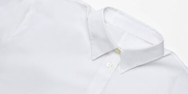 Vista inclinada de una camisa blanca perfectamente planchada