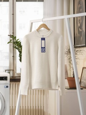 Jersey blanco de lana colgado