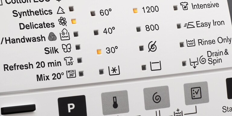 Panel con pantalla de la UltraCare Eco mostrando un ciclo de lavado en frío