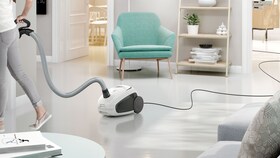 El cable de la UltraSilencer Zen llegando de una habitación a otra