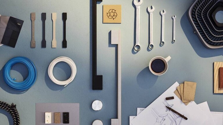 Vista cenital de herramientas y repuestos.