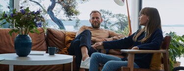 Dos personas relajándose en el salón de su casa