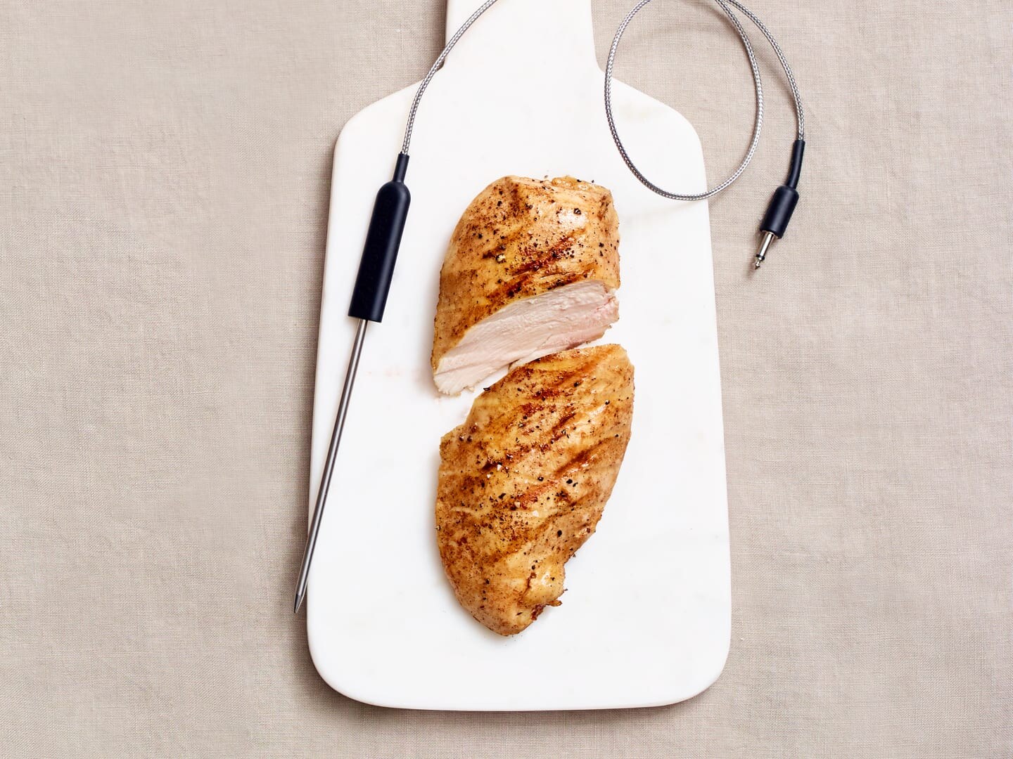 Una pechuga de pollo horneada con sonda térmica
