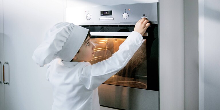 Un minchef pulsa el botón PlusSteam para activar la función