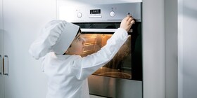 Un minchef pulsa el botón PlusSteam para activar la función
