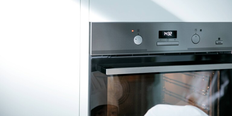 Un minichef espera pacientemente a que se termine la cocción