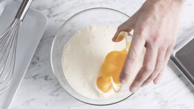 Repostero combinando los ingredientes de las natillas