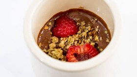 Cremoso de chocolate con pimienta, frambuesas y pistachos